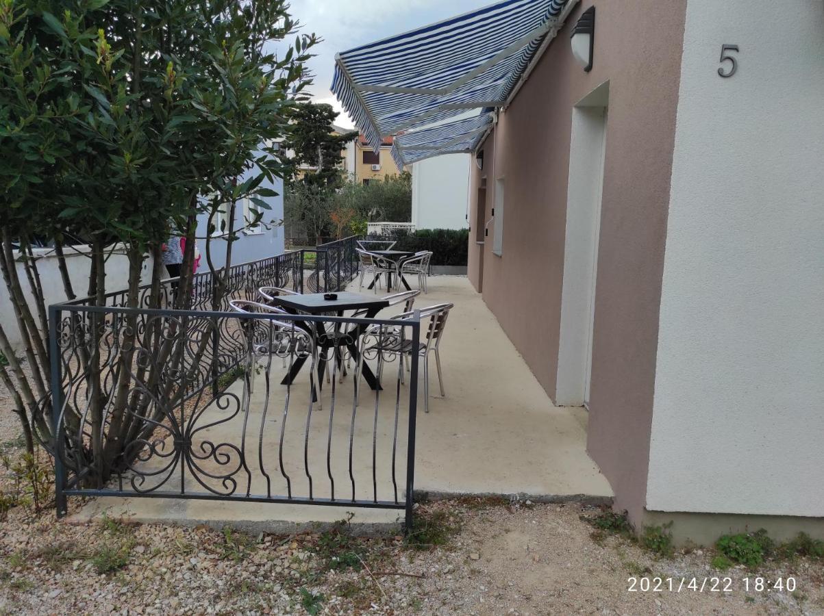 Apartmani QUATTRO Starigrad Paklenica Esterno foto